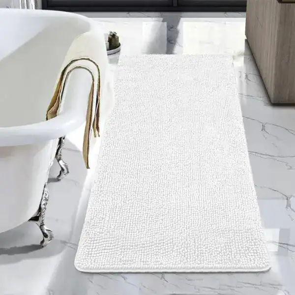 Vit badkarsmatta Loofah med texturerad yta, idealisk för badrummet med marmorgolv.