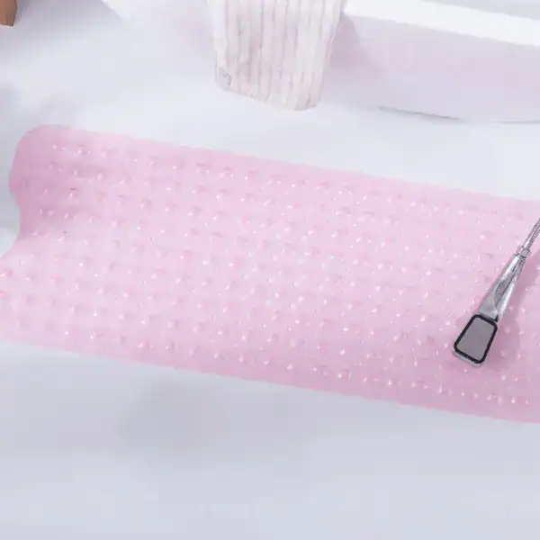Badkarsmatta rosa med textur för säkerhet i badrummet.