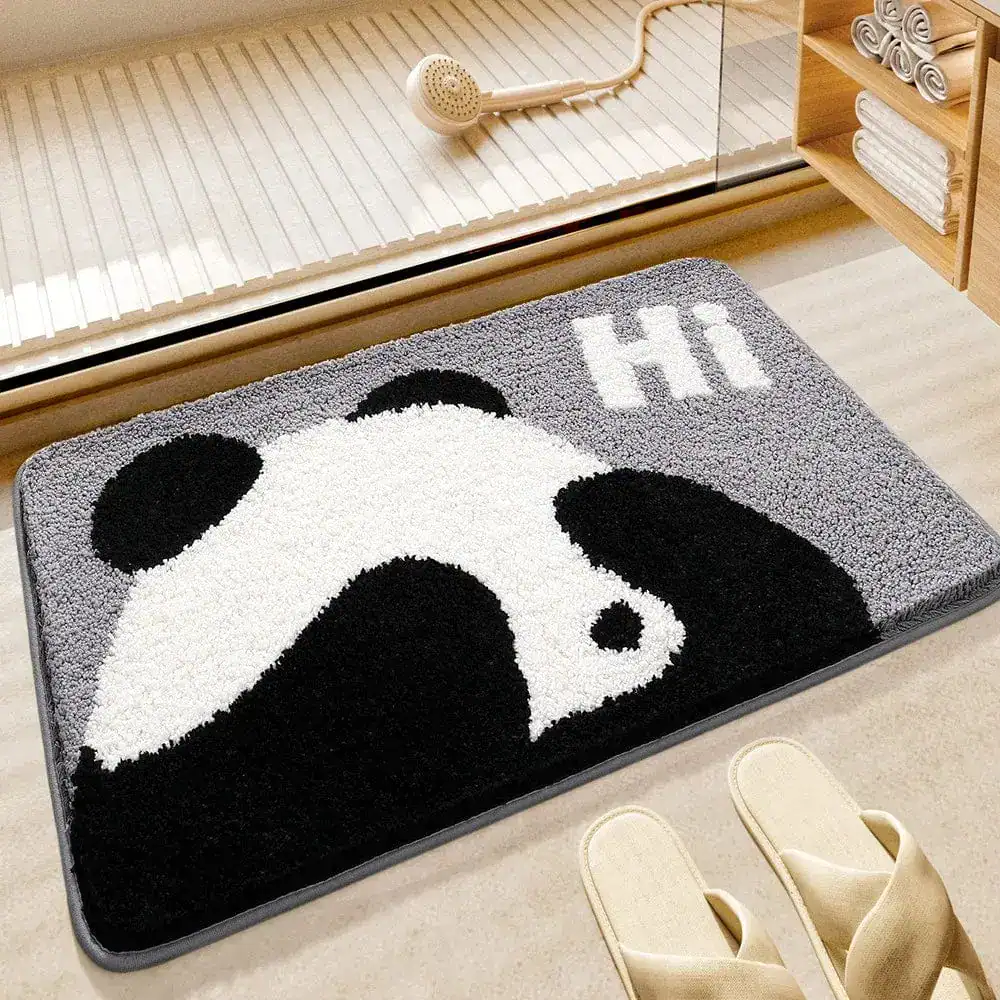 Badmatta för barn med panda motiv och texten 'Hi', grå och svart, badrumsmatta.
