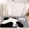 Badmatta för barn med panda motiv, grå bakgrund, texten 'Hi' och mjuk textil.