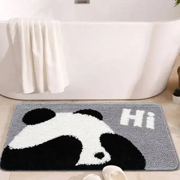 Badmatta för barn med panda motiv, grå bakgrund, texten 'Hi' och mjuk textil.