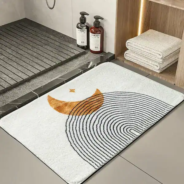 Badrumsmatta med abstrakta linjer och måne, vit med svart och guld, modern design för badrum.