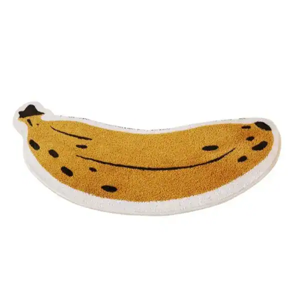 Badrums matta i form av en banan, gul med svarta fläckar och vit kant.