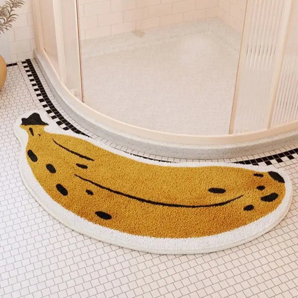 Badrumsmatta i form av banan, gul med svarta prickar, för badrummet.