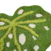 Grön badrumsmatta i bladform med vita prickar och ljusgröna nervmönster.