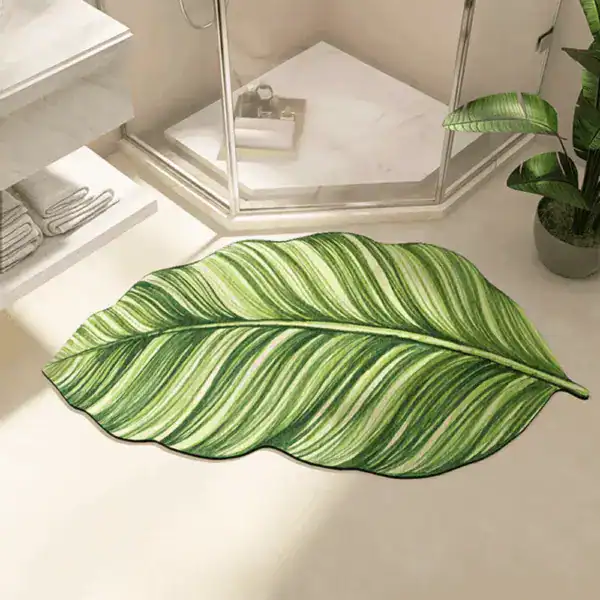 Badrumsmatta med bladmönster i grönt, idealisk för badrum med naturinspirerad inredning.
