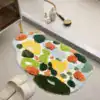 Blommig grön badrumsmatta med färgglada blommor och mjuk textur i badrummet.