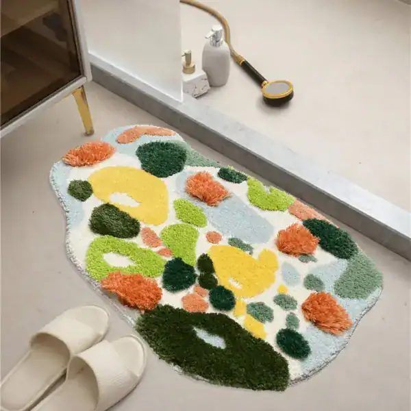 Blommig grön badrumsmatta med färgglada blommor och mjuk textur i badrummet.