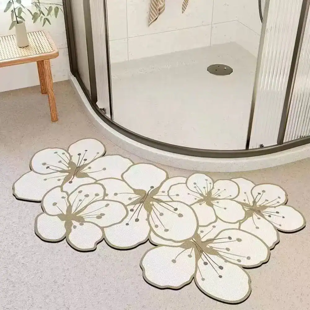 Badrumsmatta med blommönster i rött och vit, lämplig för badrum.