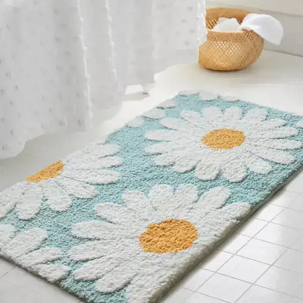 Badrumsmatta med blommor i turkos och vit, mjuk och färgglad för badrummet.