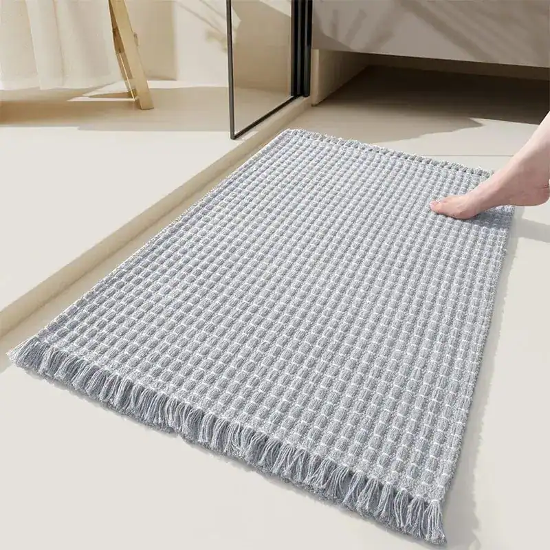 Badrumsmatta Boho Beige med fransar och rutig textur i badrummet.