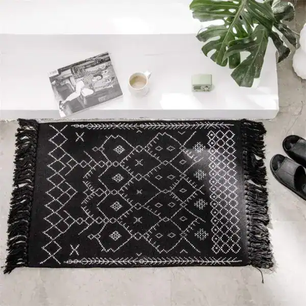 Badrumsmatta Boho Svart med geometriskt mönster och fransar, perfekt för badrummet.