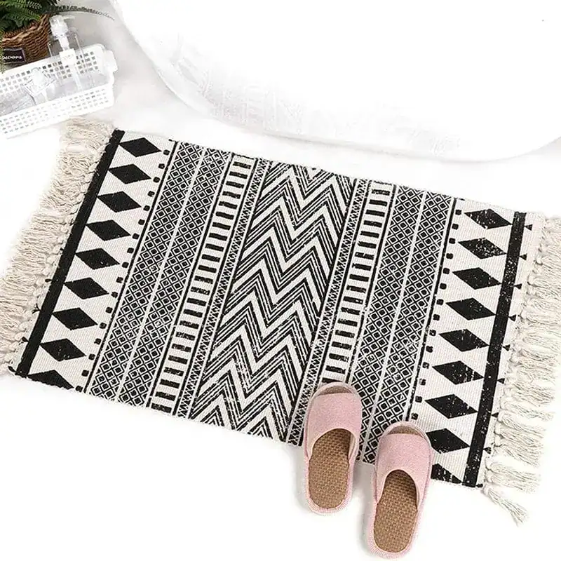 Badrumsmatta Boho svartvit med fransar och geometriska mönster för badrummet.