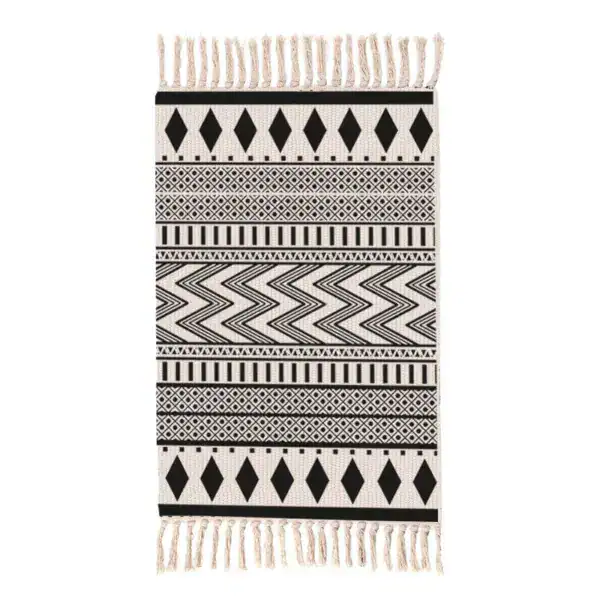 Badrumsmatta Boho Svartvit med geometriska mönster och fransar, idealisk för badrummet.