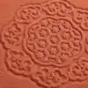 Badrumsmatta bomull i blå färg med broderad mönster och textur.