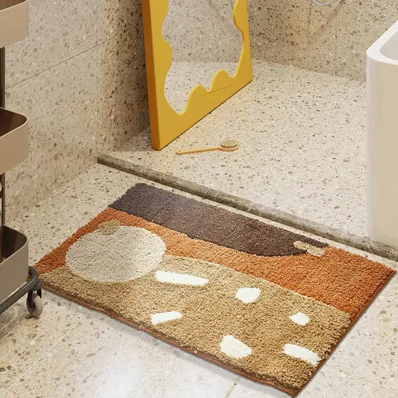 Brun beige abstrakt badrumsmatta med geometriskt mönster i badrummet.