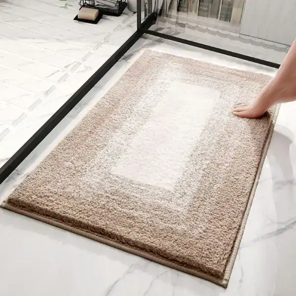 Brun ombre badrumsmatta med mjuk textur och vit centrum, idealisk för badrum.
