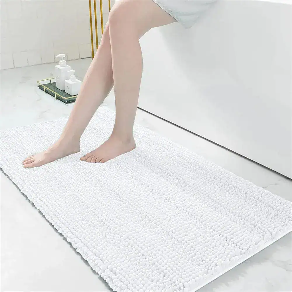 Badrumsmatta i chenille, beige färg, mjuk och vacker för badrummet.