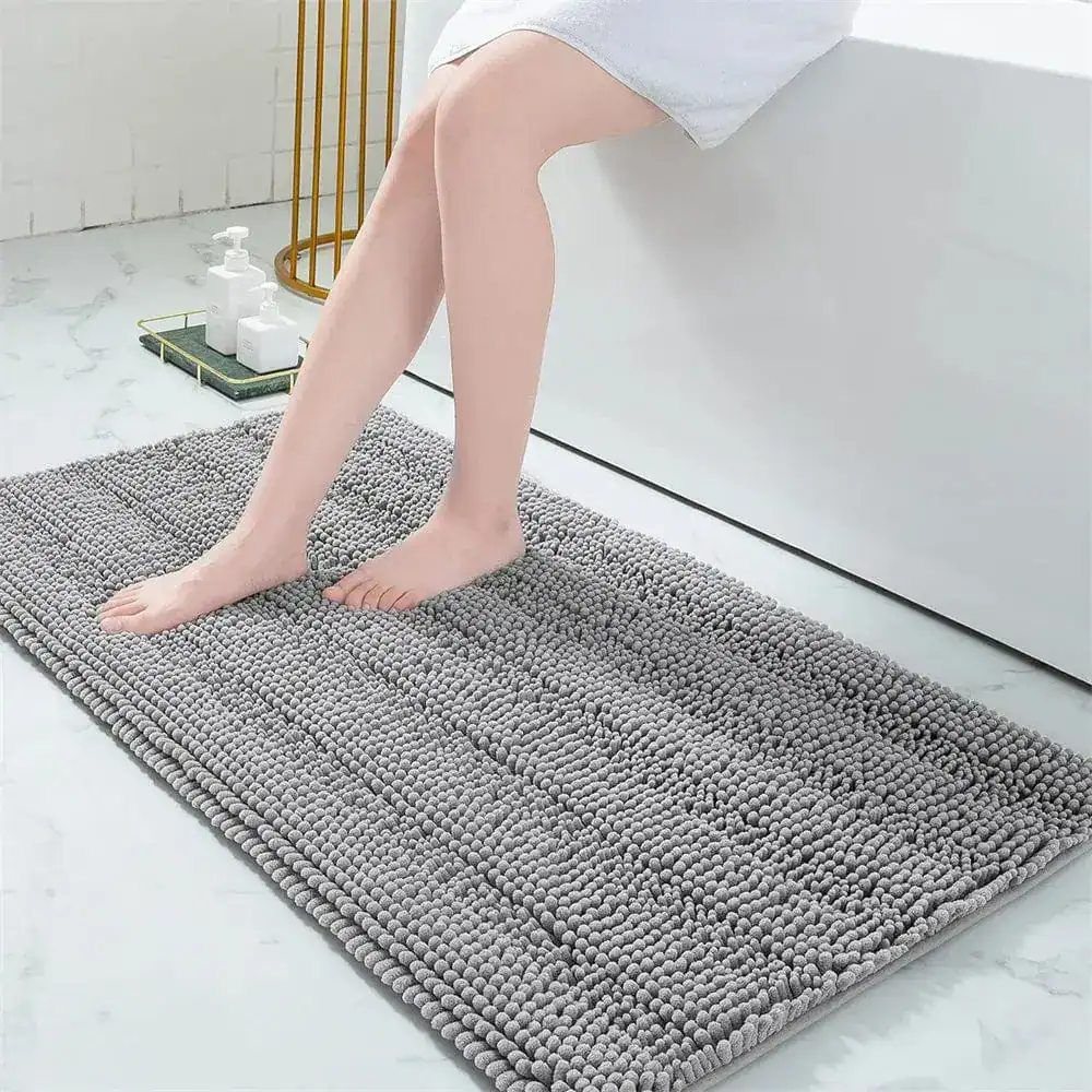 Badrumsmatta Chenille Beige, mjuk och vattentät, perfekt för badrummet.