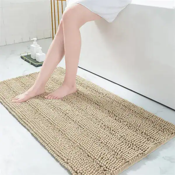 Beige badrumsmatta i chenille med texturerad yta, idealisk för badrummet.