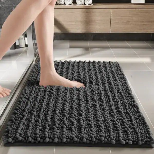 Badrumsmatta Chenille Mörkgrå, mjuk och vattentät, idealisk för badrummet med modern design.