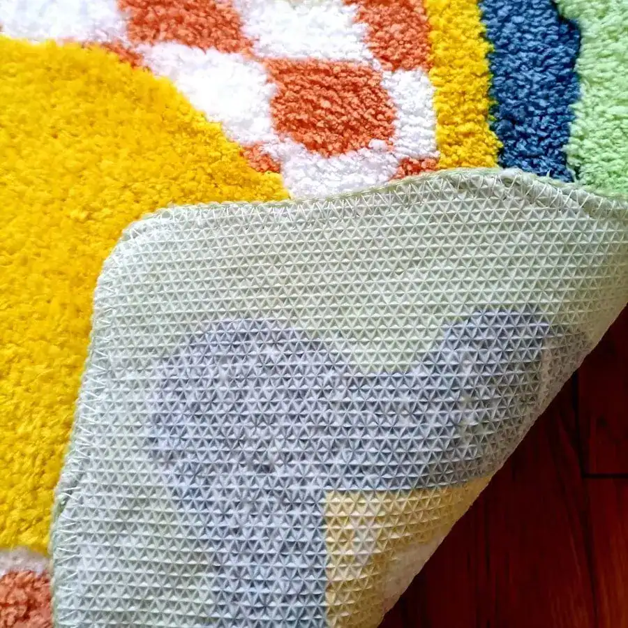 Badrumsmatta Citron, färgglad och mjuk, med textildesign och gummitäckning för säkerhet i badrummet.