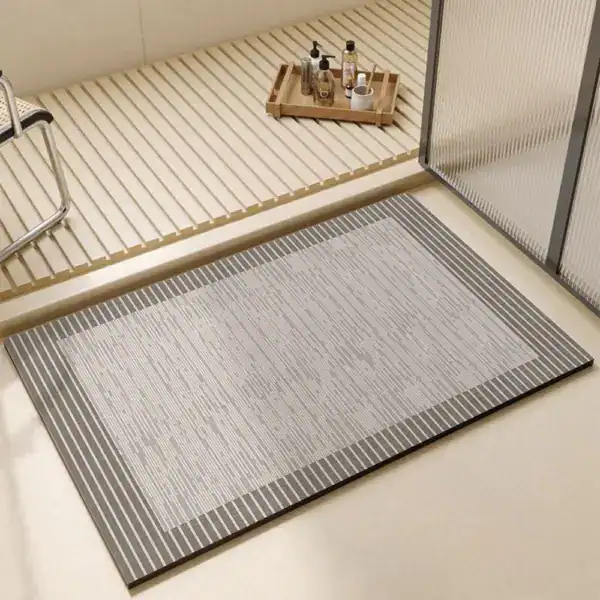 Badrumsmatta Diatomit Antracit, modern badrumsmatta med strippat mönster i antracitgrått och svart.