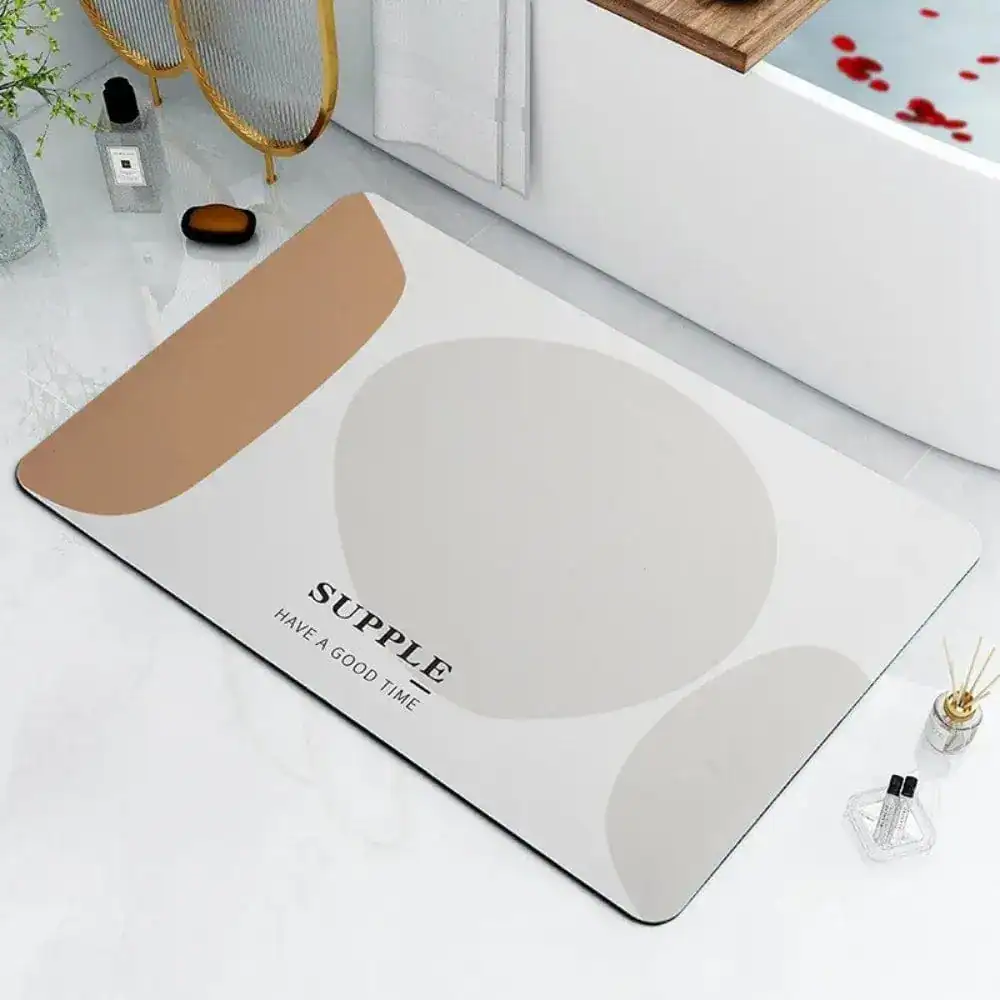 Badrumsmatta Diatomit Bågar i beige och vit, modern design med rundade former och texten SUPPLE HAVE A GOOD TIME.