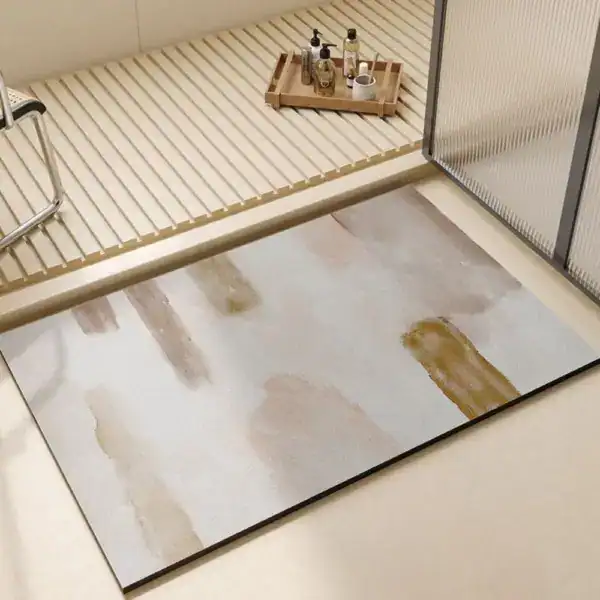 Badrumsmatta Diatomit Beige Konst, modern badrumsmatta med abstrakt beige och guldtonad design.