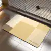 Badrumsmatta Diatomit Blå med geometriskt mönster i beige och guldtoner, idealisk för badrummet.