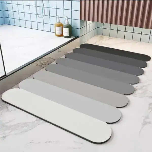Badrumsmatta diatomit halkfri i olika gråtoner, modern design för badrummet.