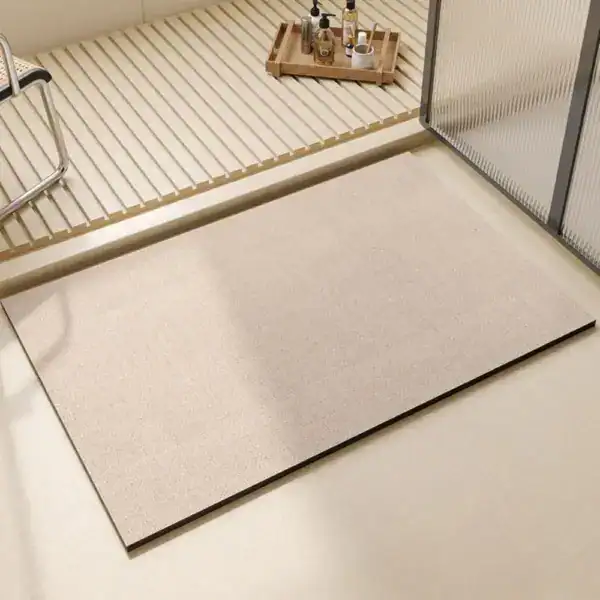 Badrumsmatta Diatomit Kräm, beige, texturerad matta i badrummet med svart kant.