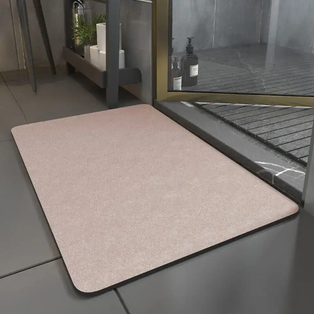 Ljusgrå badrumsmatta i diatomit, idealisk för badrummet med modern design och slipad kant.