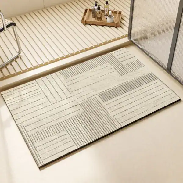 Badrumsmatta Diatomit Mörk, modern badrumsmatta med geometriskt mönster i mörkgrå toner.