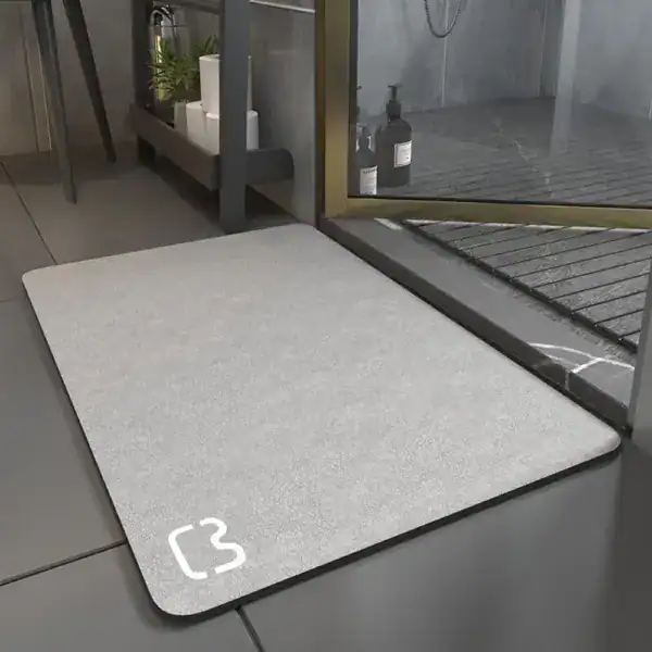 Badrumsmatta Diatomit Premium, grå, mat, med logo, i badrummet vid duschen.