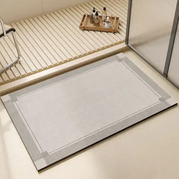 Badrumsmatta Diatomit Silvergrå, modern badrumsmatta med silvergrå färg och elegant ramdesign.