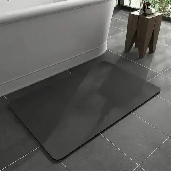Svart badrumsmatta i diatomit, matta för badrum med modern design och glansig yta.