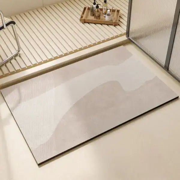Badrumsmatta Diatomit Vågor, beige med vågformad mönster, modern badrumsmatta med diatomitmaterial.