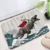 Badrumsmatta med dinosaurie i vågdesign, röd kappa och trident, träbakgrund.