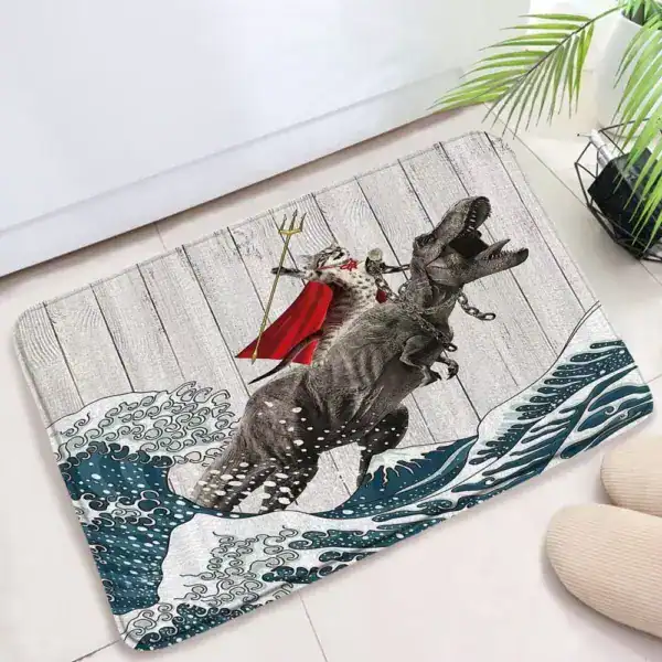 Badrumsmatta med dinosaurie i vågdesign, röd kappa och trident, träbakgrund.