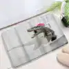 Badrumsmatta med dinosaurie, grått mönster, barnvänlig och färgstark design.