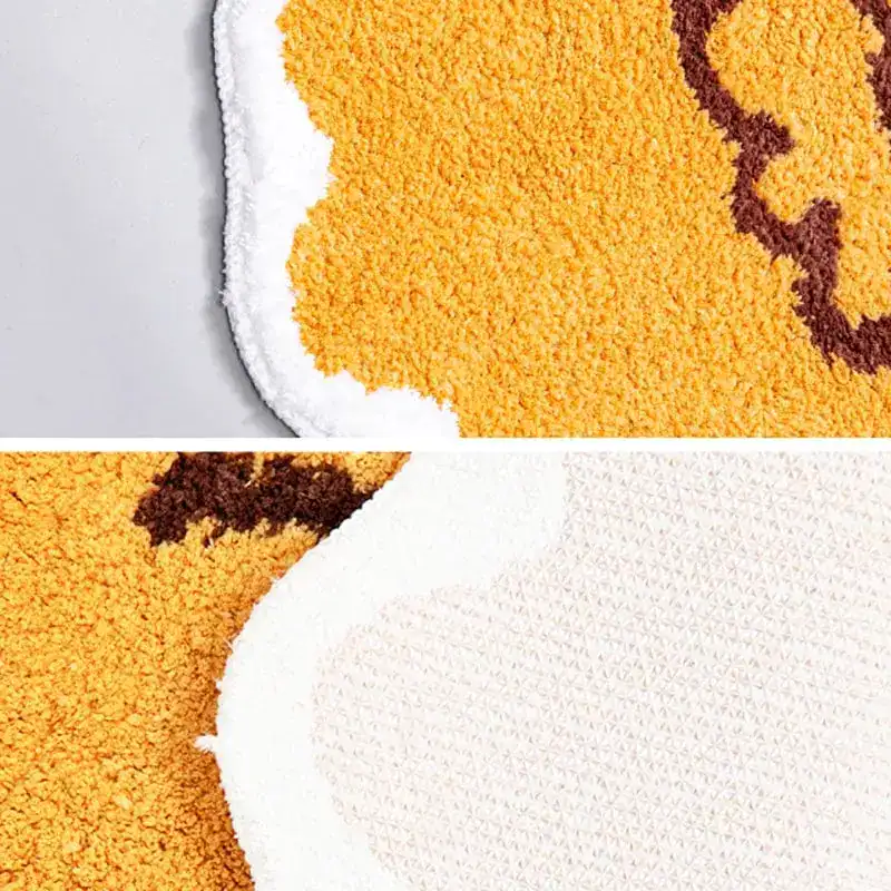 Badrumsmatta Fisk i gult och brunt, mjuk textil med vit kant och anti-skridbotten.
