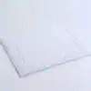 Badrumsmatta frotté vit med geometriskt mönster och gräskant.