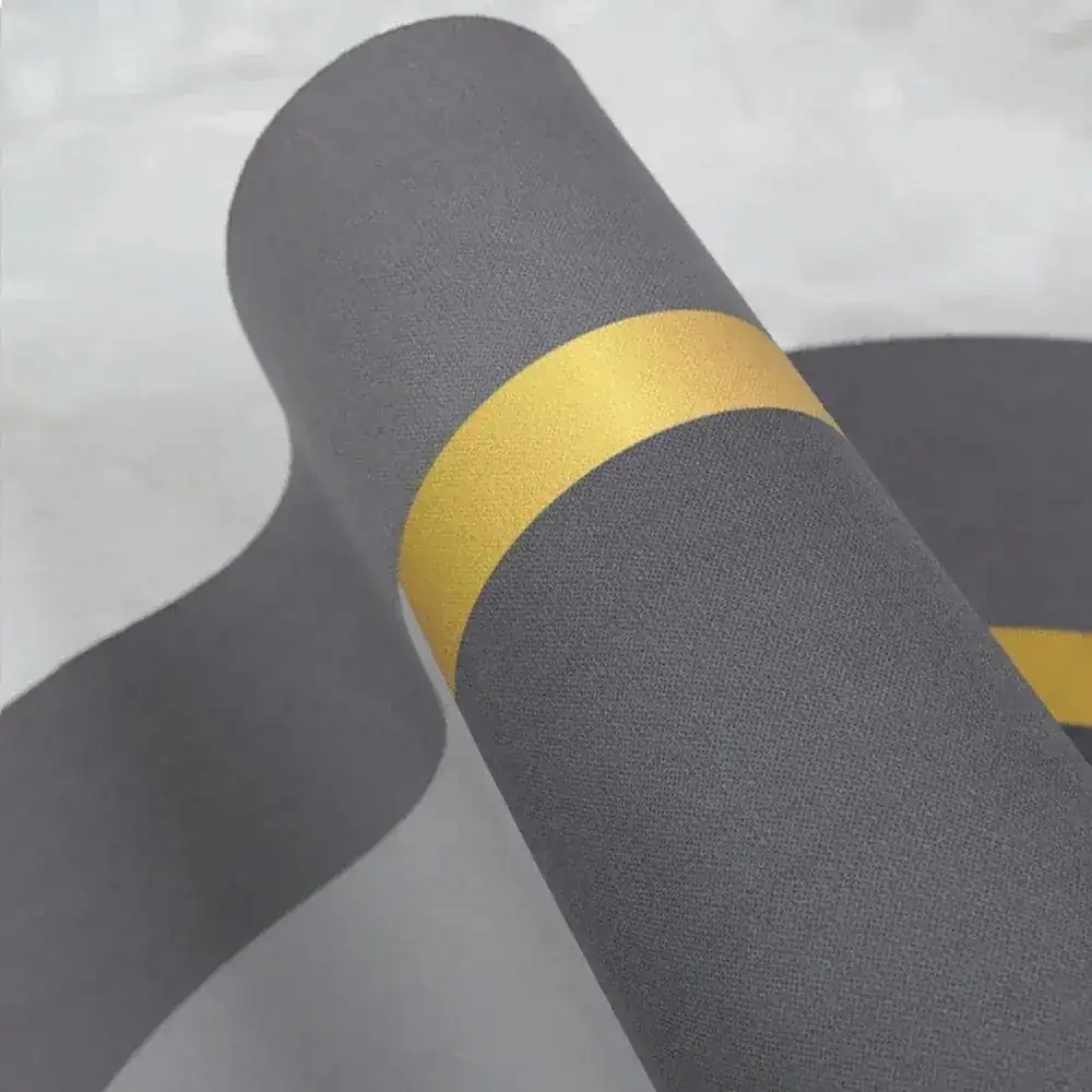Badrumsmatta med geometrisk grå och gul design, mjuk textil för badrum.