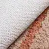 Badrumsmatta Halvmåne Blomkonst – vit texturerad botten och rosa-beige fluffig yta.