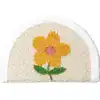 Badrumsmatta halvmåne med blomkonst i gult och grönt, mjuk och färgglad för badrummet.