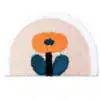 Halvmåneformad badrumsmatta med blomkonst i orange och blått, mjuk och färgglad.