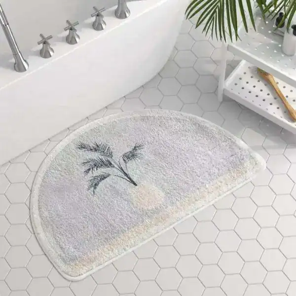 Badrumsmatta halvmåne grå med palmblad mönster, mjuk textil för badrum.