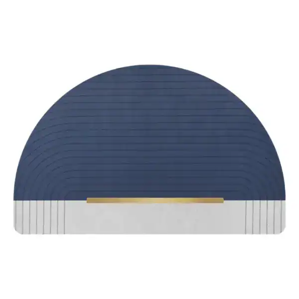 Badrumsmatta Halvmåne i marinblått med vit och guld detalj, modern design.