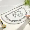 Badrumsmatta halvmåne med text och tecknad såp, vit, för badrum.
